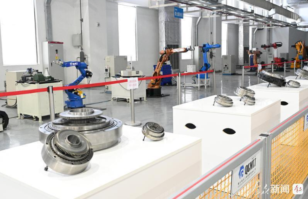 【媒體關注】群眾新聞 · 學習強國 | 10000小時的突破——老牌機床企業(yè)打通國產(chǎn)工業(yè)機器人“關節(jié)病”